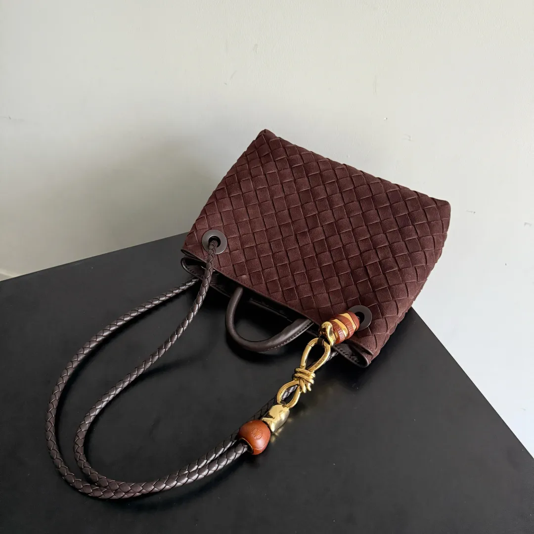 The new Andiamo batch of 3060 BV is shipped‼ ️The classic intercciato weaving process is used to create a soft bag, the metal knot is made of micro-cast aluminum using jewelry technology🪢, and the decorative beads are made of metal and hand-polished oak, allowing you to jump repeatedly between elegance and fun💃, making it unpredictable. Classic and versatile, it shows off your temperament, and the bag has a large capacity, making it very convenient for daily commuting! It has a variety of carrying methods, the shoulder straps can be adjusted by yourself, the original lambskin feels soft and delicate, and the unisex style breaks gender boundaries and brings a more practical and long-lasting use experience. The Andiamo, which has both elegant and casual styles, perfectly interprets the "fashionable old money style". Style number: 743568+wood hardware Color: suede black brown Size: 25*22*10.5cm